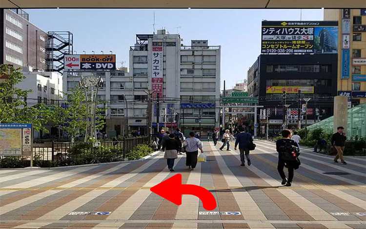 ①JR山ノ手線大塚駅南口を出て、左へ進みます。