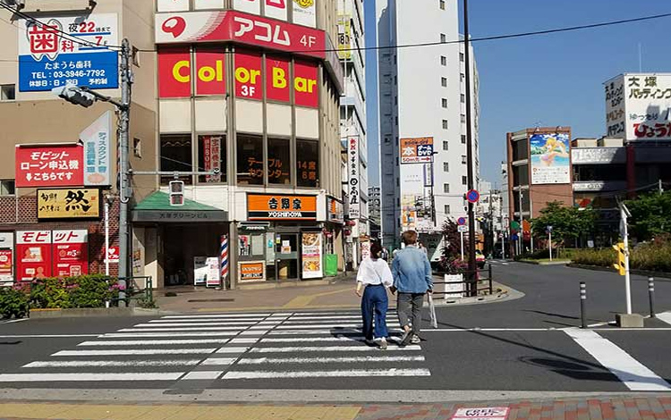 ④交差点の信号を吉野家の側に渡ります。右手に横断歩道が出てくるまでまっすぐ進みます。