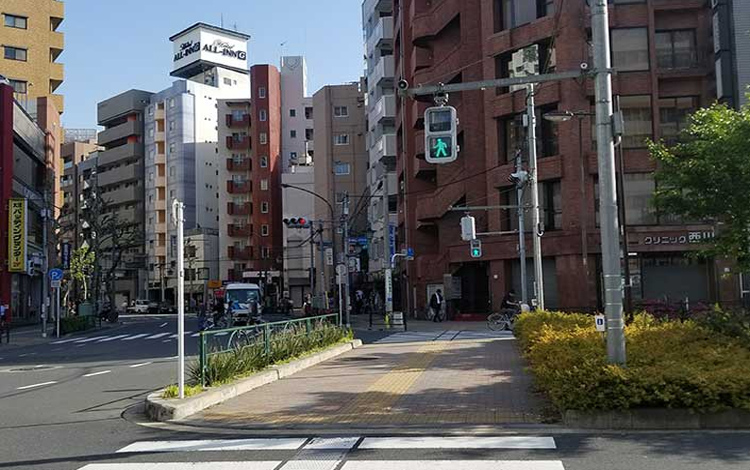 ⑤横断歩道を渡ると目の前に当院があります。